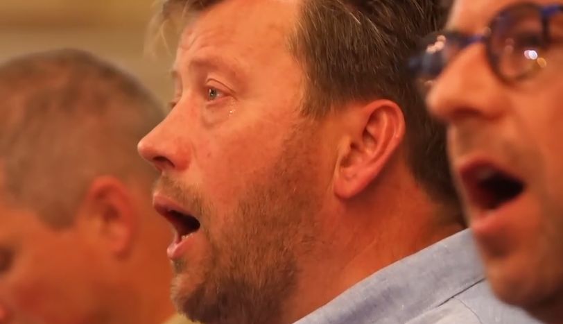 Indrukwekkend: 1800 mannen zingen 'Op die dag in de hemel' in Katwijk